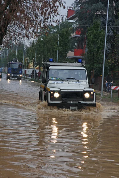 Città a proposito allagato e veicoli di emergenza in arrivo — Foto Stock