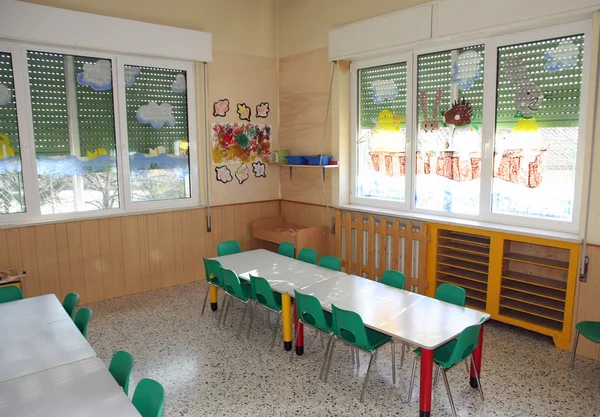 Escritorios y sillas en la clase de jardín de infantes — Foto de Stock