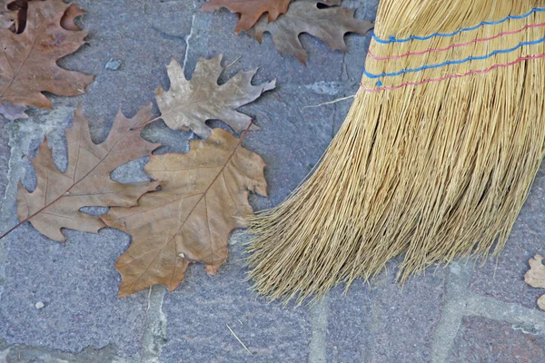 Солом'яна мітла для замісу листя саду — стокове фото