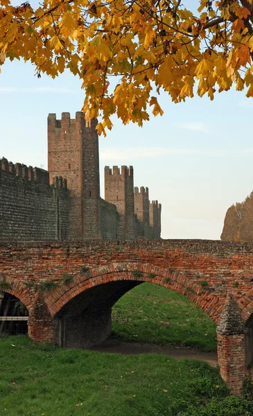 Brücke aus rotem Backstein einer mittelalterlichen Burg — Stockfoto