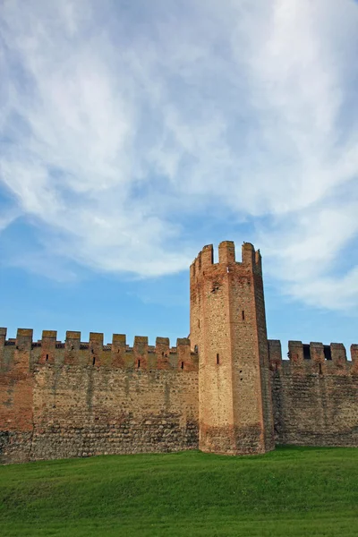 Gran muralla y torres del castillo medieval — Foto de Stock