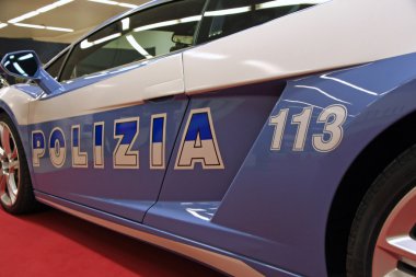 İtalyan polis arabaları organların hızlı ulaşım