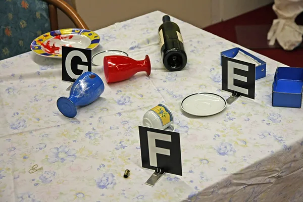 Table with things overturned during a fight — Stock Photo, Image