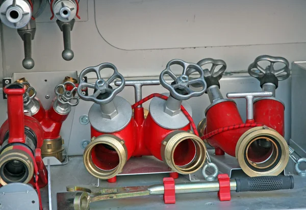 Baterie strażaków do podłączenia pompy i węże — Zdjęcie stockowe