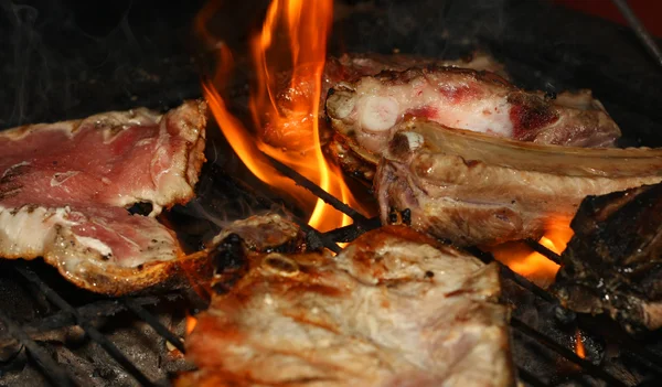 Costillas de cerdo y costillas asadas durante una barbacoa en el jardín —  Fotos de Stock