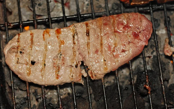 Filetes jugosos cocidos carne rara media a la parrilla —  Fotos de Stock