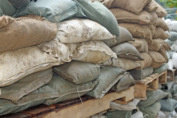 Braune und grüne Sandsäcke zum Schutz vor Angriffen — Stockfoto