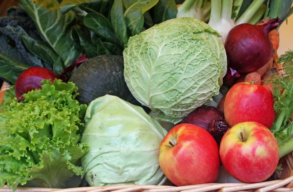 Repolho de maçã salada de couve e fruta fresca à venda — Fotografia de Stock