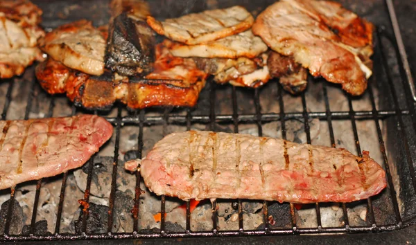 Jugosos filetes cocidos carne de res mediana rara a la parrilla en la barbacoa —  Fotos de Stock