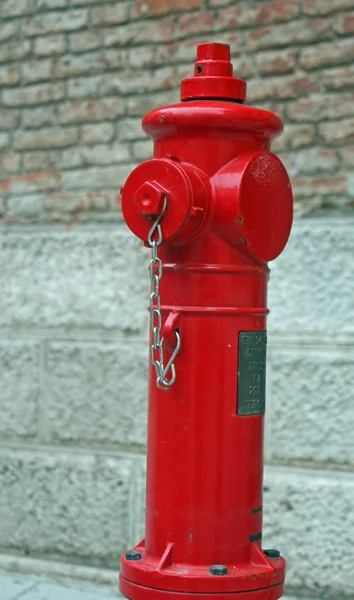 Hidrante rojo de fuego disponible de los bomberos — Foto de Stock