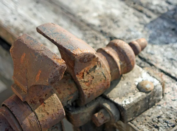 Detaljer om et bitt ved å arbeide med mye rust – stockfoto