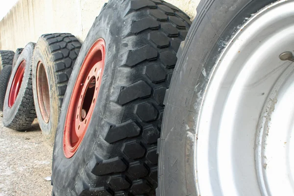 Kola a pneumatiky pro velké nákladních automobilů připraveno k instalaci — Stock fotografie