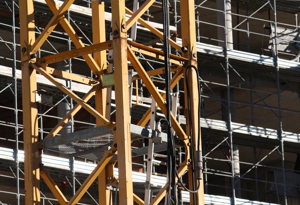 Grúas y andamios en una obra de construcción — Foto de Stock