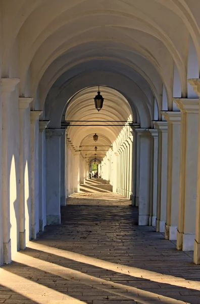 Licht, das durch die Portiken der Straße bergab filtert — Stockfoto