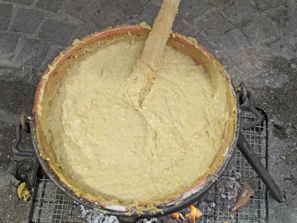 Caldeirão sobre o fogo com creme de milho chamado polenta — Fotografia de Stock