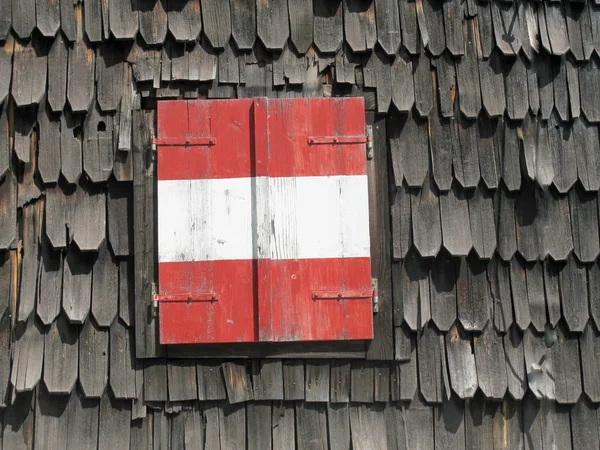 アルプスの山小屋の赤と白のバルコニー — ストック写真