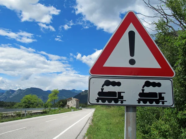 Teken van waarschuwing spoor en het oversteken van een spoorwegovergang niveau — Stockfoto