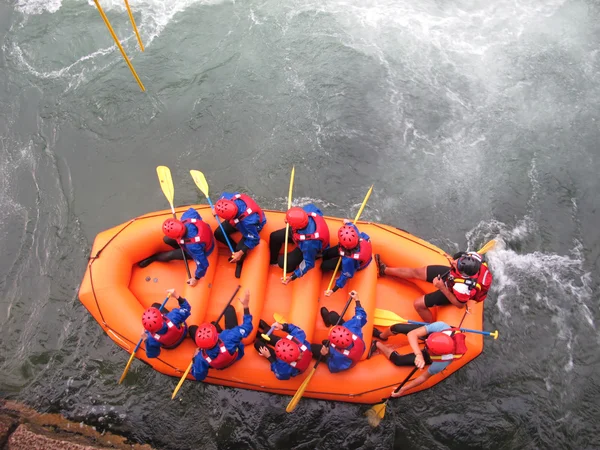 Daredevil athletes during the descent with the boat — Stock Photo, Image