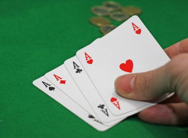 el Poker Aslar bir masa oyunu hakkında