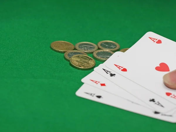 Poker der Asse mit Euromünzen auf dem Casino-Tisch — Stockfoto