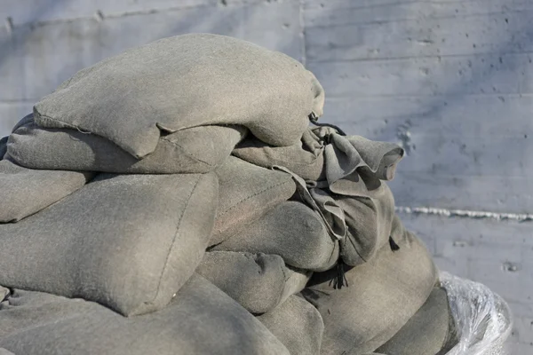 Bags filled with sand for the construction of a trench in the wa — Stock Photo, Image