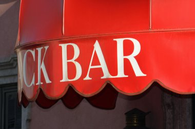bir İtalyan bar beyaz yazı ile kırmızı işaretli bir çadır