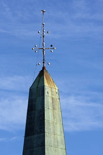 Detail eines Obelisken in Form einer Kupferglocke — Stockfoto