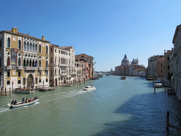 Gran Canal de Venecia y los barcos que navegan — Foto de Stock