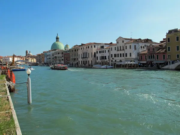 Canal Grande a Venezia e le barche che navigano — Foto Stock