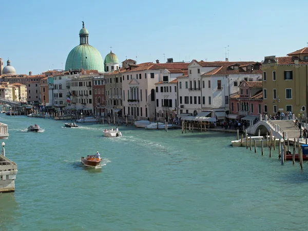 Canale Grande w Wenecji i łodzi, które pływają — Zdjęcie stockowe