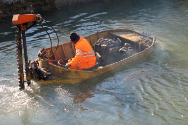 tekne için nehir temizlik ve işçi