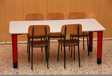 sandalye ve yemekhane okul öncesi çocukların bir tablo