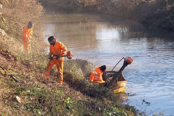 工人在工作期间清理河的银行 — 图库照片