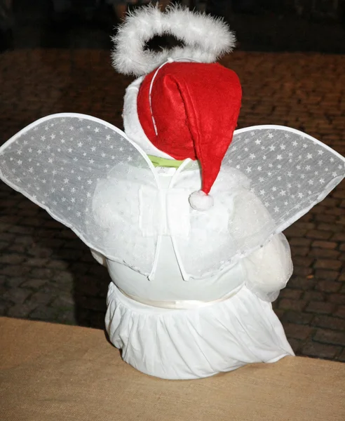 Barn ängel förklädd till jultomten — Stockfoto