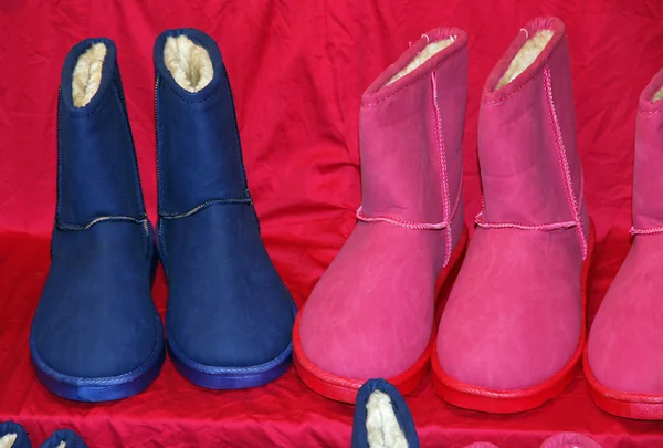 Blaue und lila Stiefel zum Verkauf auf dem Markt — Stockfoto