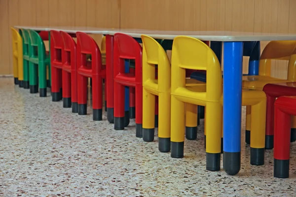 Sillas de plástico y una mesa en el refectorio del chi preescolar — Foto de Stock