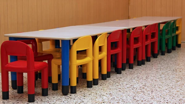 塑料椅子和一个表中的学龄前志食堂 — 图库照片