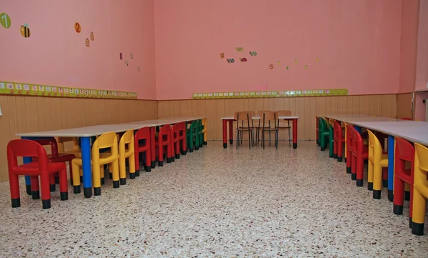 Plastic stoelen en een tafel in de refter van de preschool chi — Stockfoto