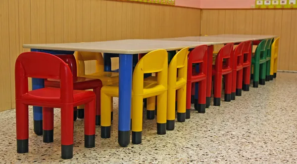 Sillas de plástico y una mesa en el refectorio del chi preescolar —  Fotos de Stock