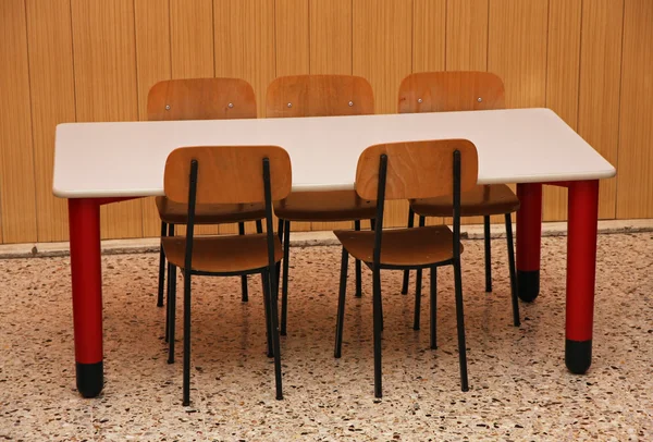 Chaises et une table dans le réfectoire des enfants d'âge préscolaire — Photo