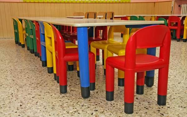 Plastikstühle und Tisch in der Mensa des Kindergartens — Stockfoto