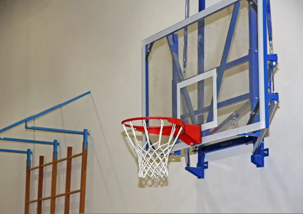 Edzés belsejében egy edzőterem, egy középiskolás karika — Stock Fotó