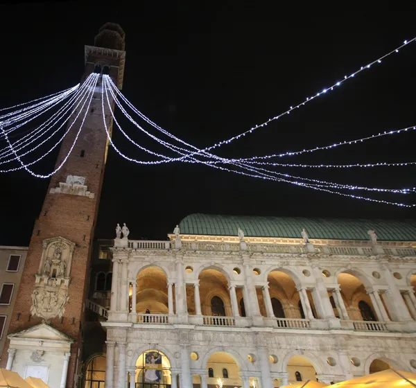 Torre da Basílica em vicenza iluminada com luzes — Fotografia de Stock