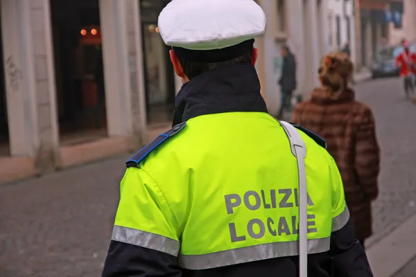 Poliziotto in uniforme della polizia municipale in Italia durante un — Foto Stock