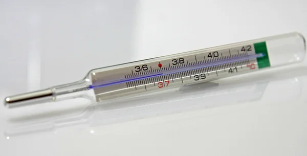 Termometer för att mäta temperaturen på patientens sjuka — Stockfoto