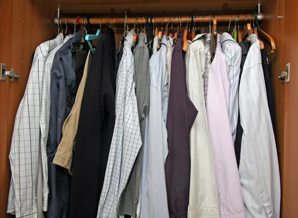 Armario abierto con muchas camisas elegantes para reuniones importantes —  Fotos de Stock