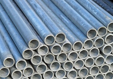 Elektrik kabloları ve op için demir borular yığını