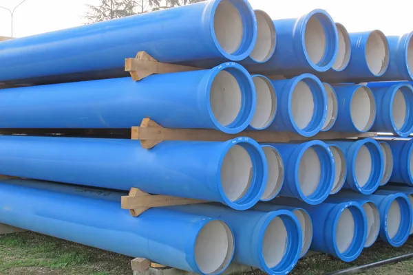 Piles of concrete pipes for transporting sewerage — Stock Photo, Image