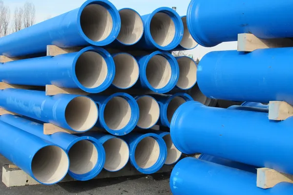 Бетонные трубы для транспортировки воды и канализации — стоковое фото