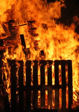 a house goes to fire and burns completely